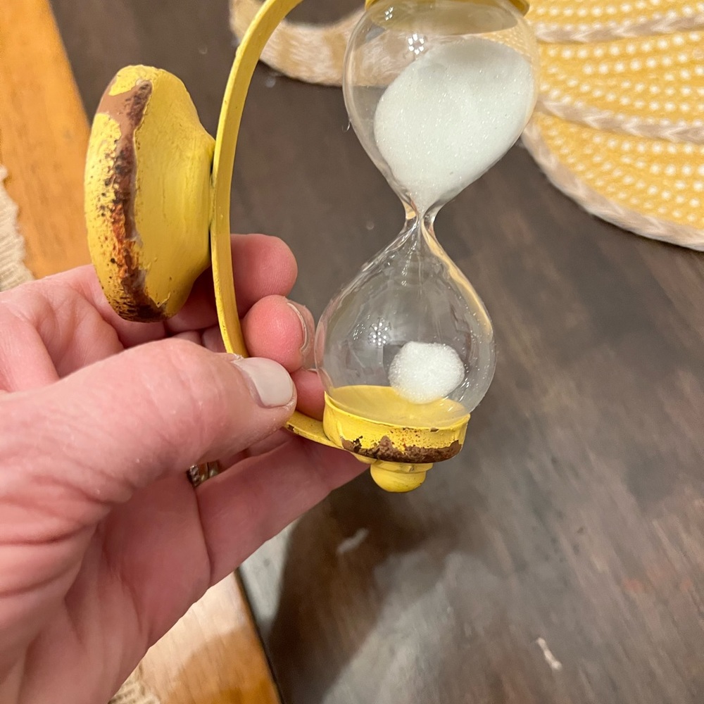 Distressed egg timer. Very nice. - Picture 4 of 4